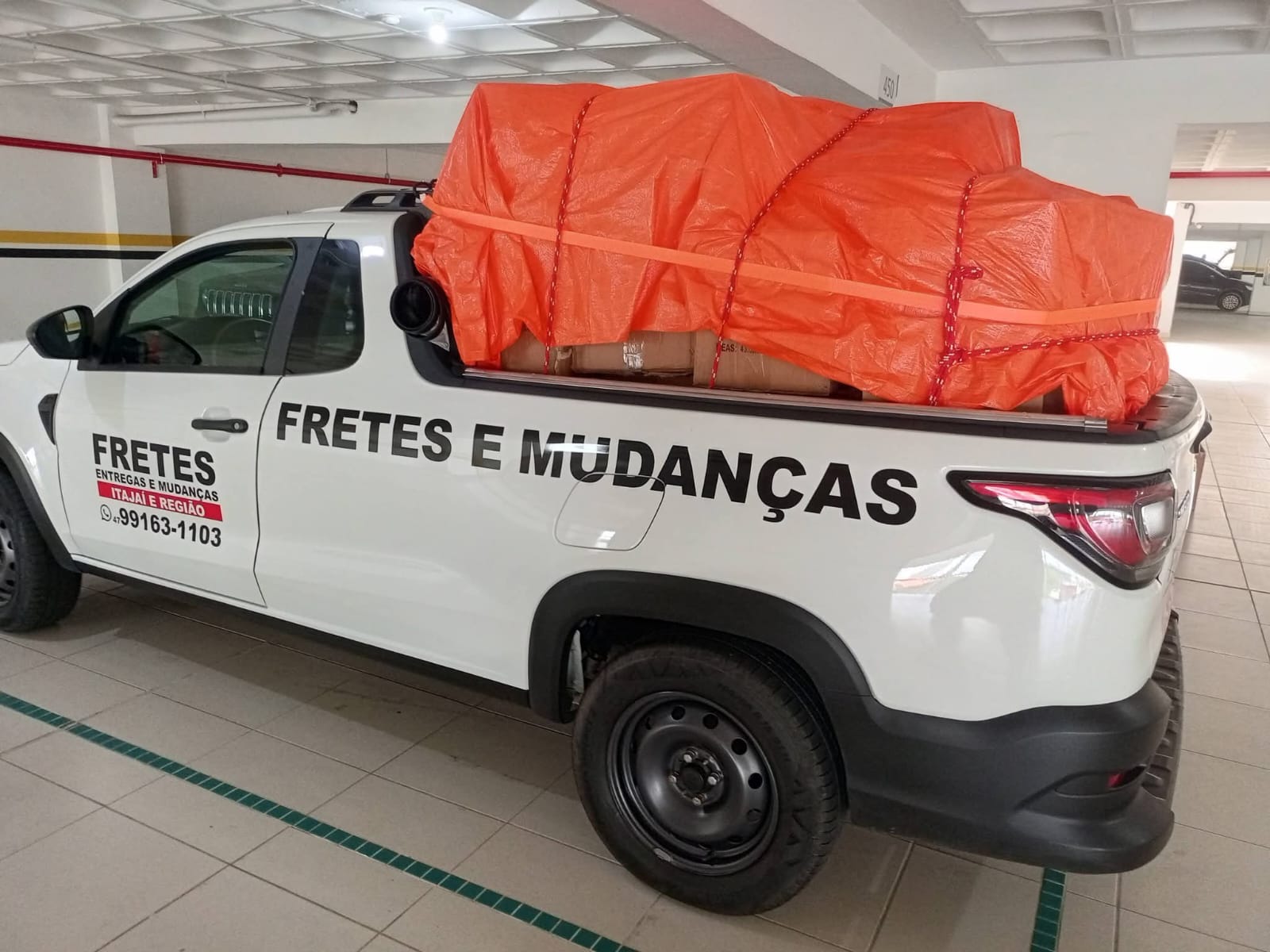 Carga de mudança protegida e amarrada